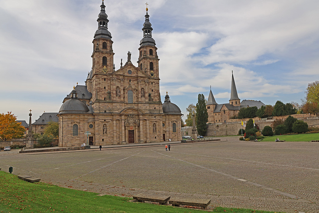 Fulda Cathedral, till höger syns Michaelskirche.
