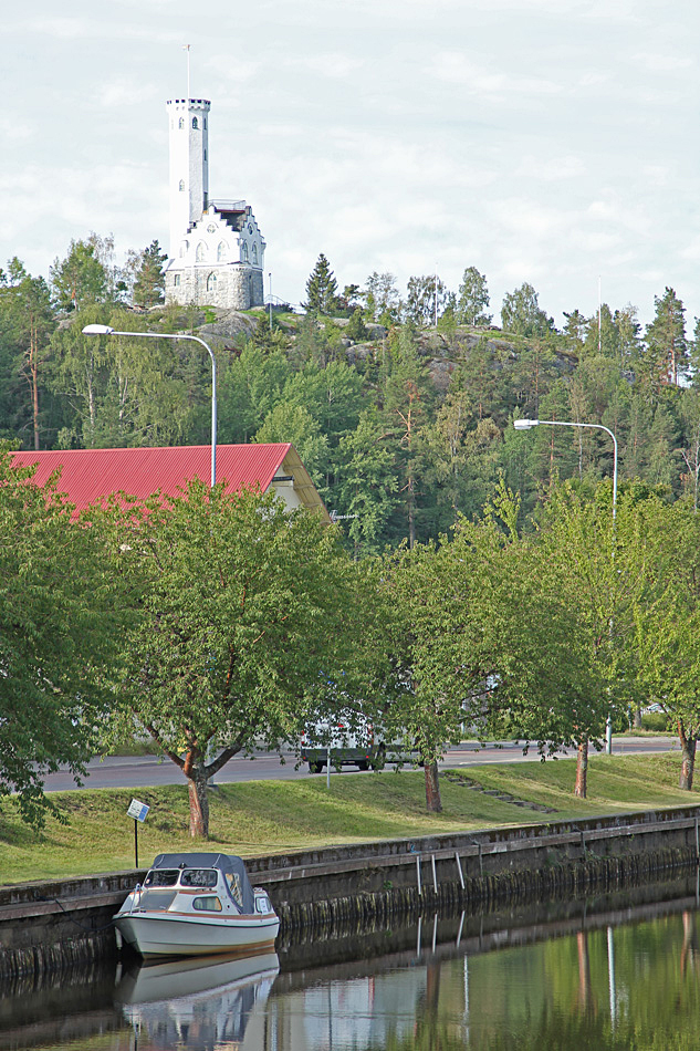 Högt uppe på berget ligger Oscarsborg i Söderhamn.