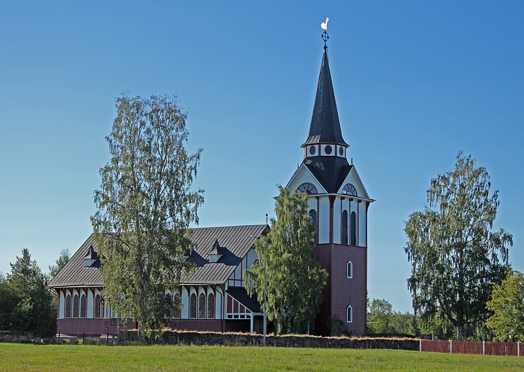 Älvros nya kyrka är en träkyrka från 1800-talet byggd i nationalromantisk stil.