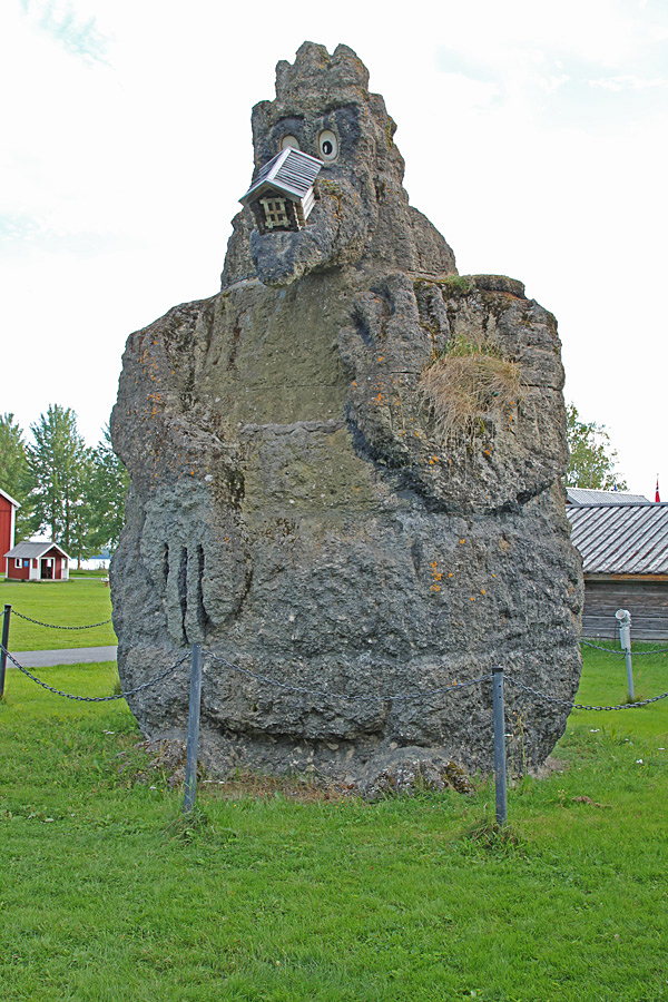 Jätten Jorm från sagan om Dunderklumpen är en sex meter hög staty som står på hembygdsgården i Strömsund.