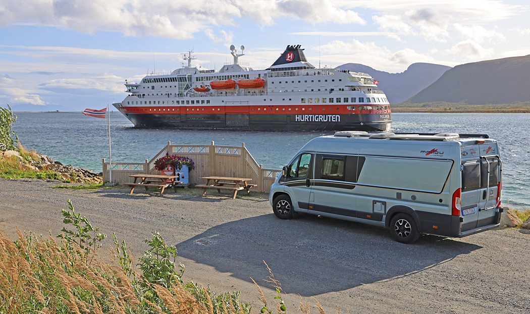 Vår nuvarande bil, en Carthago Malibu får besök av Hurtigrutten.