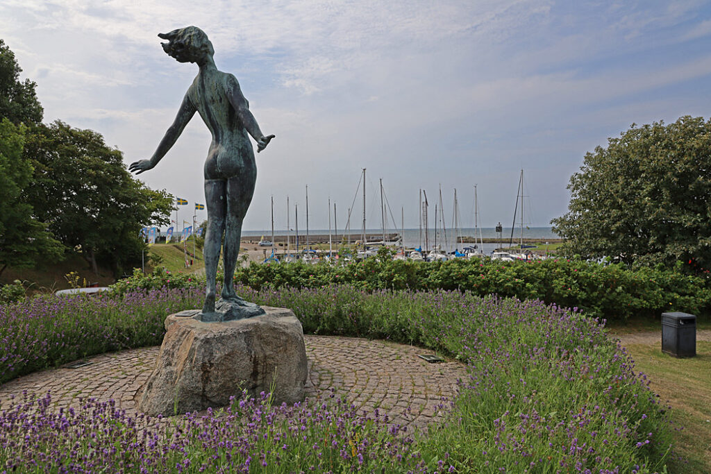 Axel Ebbes konstverk Famntaget är placerad vid hamnen i Smygehuk, där hon sträcker sig ut mot havet.