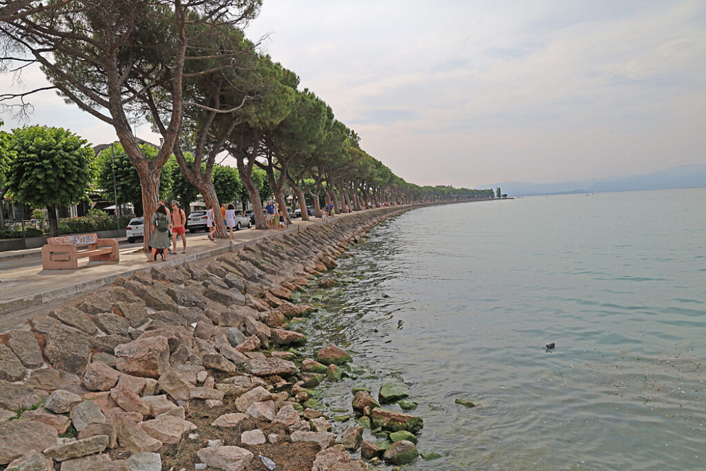 Härlig strandpromenad i Peschiera del Garda.