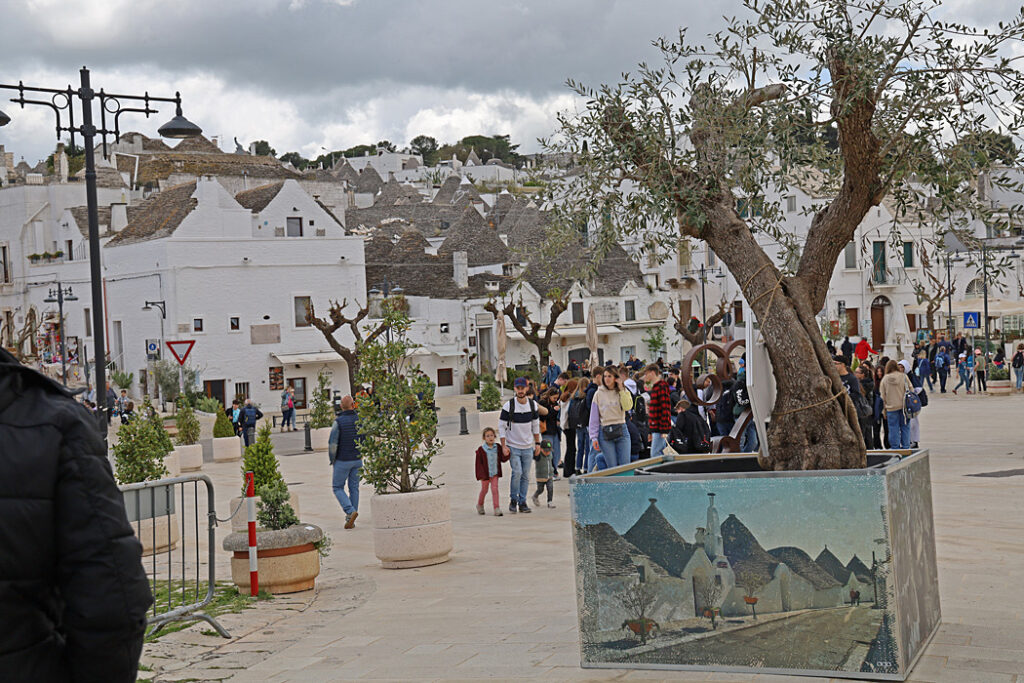 Torget i Alberobello är fyllt med turister.