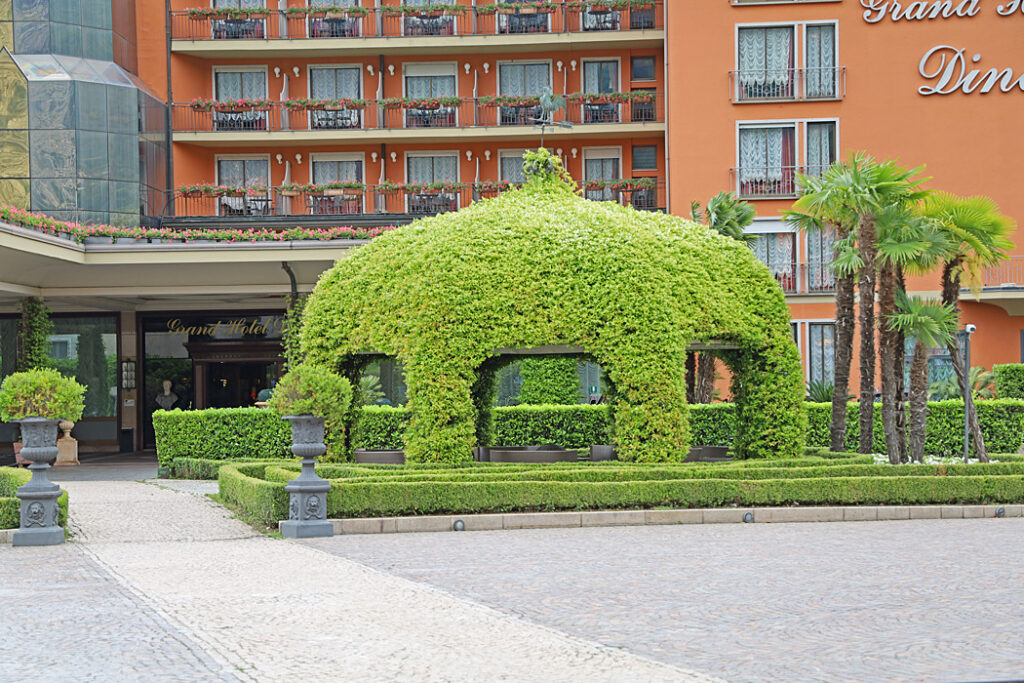 Grönska framför ett hotell.