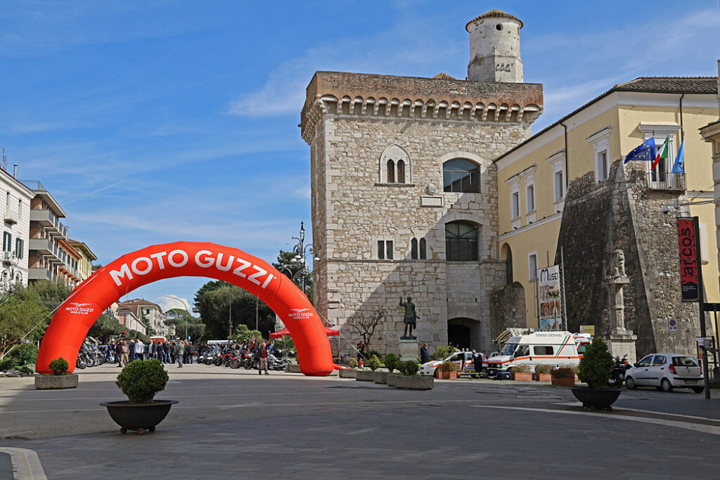Här laddar en massa motorcykelentusiaster för en uppvisningsrunda, vid Rocca dei Rettori.