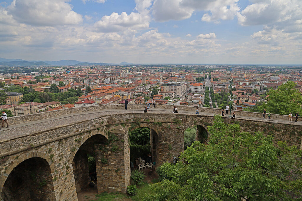 Fantastisk utsikt över Bergamo på vägen ner från Città Alta.