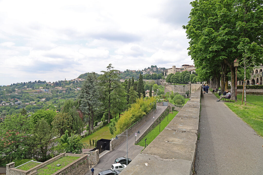 Från stadsmuren är det fin utsikt över de nyare delarna av Bergamo.