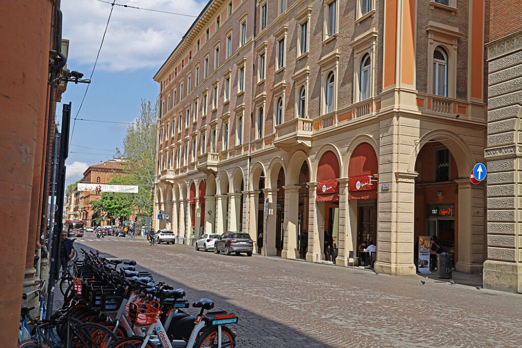 Typiskt för Bologna är trottoarerna som är överbyggda med arkader.
