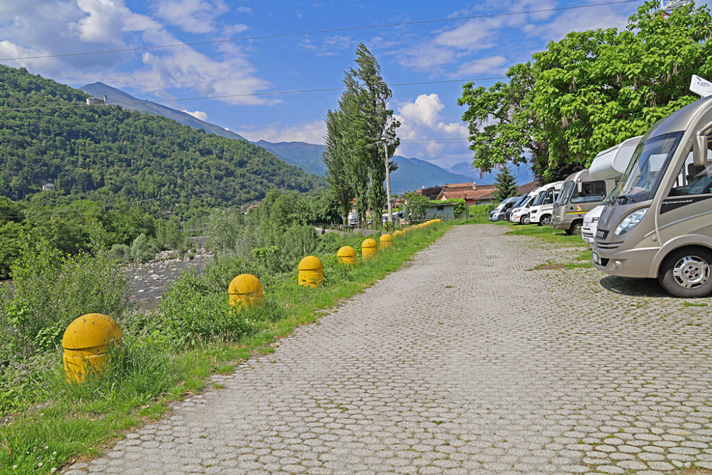Ställplatsen i Cannobio har utsikt över ett vattendrag och bergstoppar.