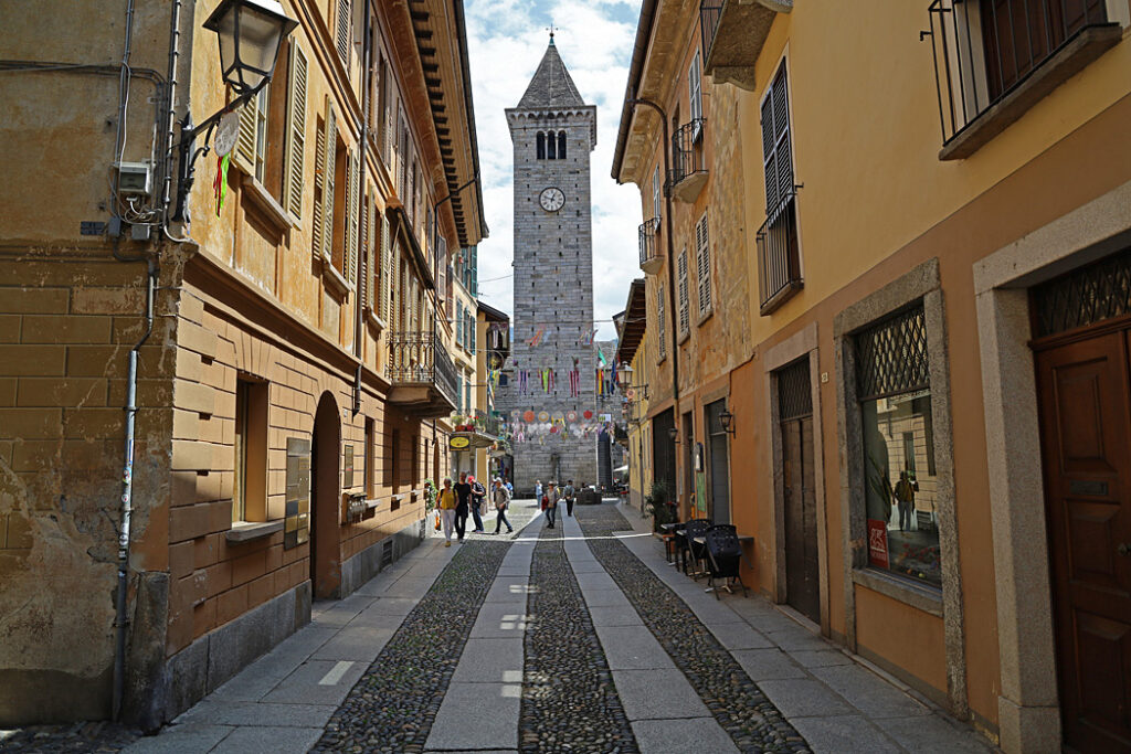 Detta klocktorn i romansk stil är 41 meter högt och färdigställdes i början av 1300 talet.