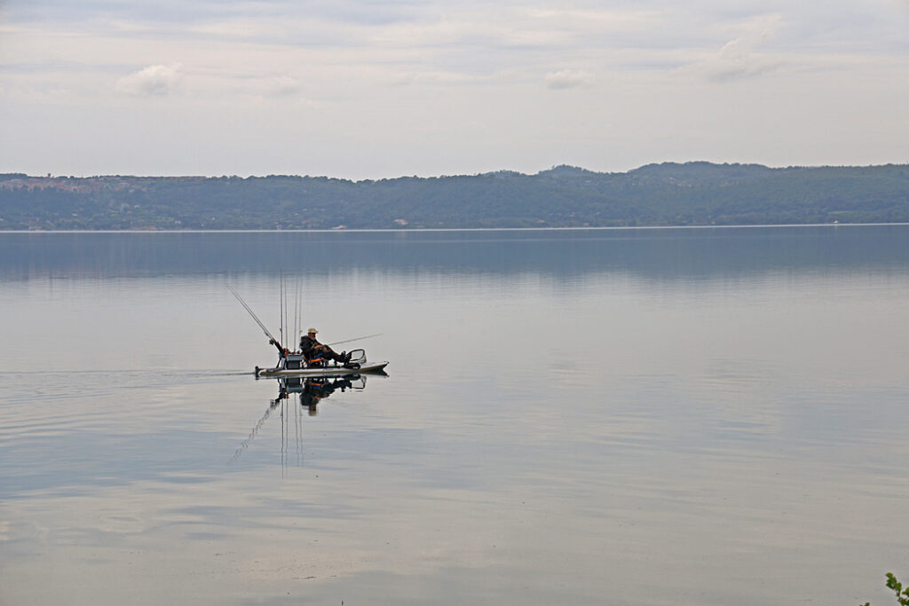 En ensam fiskare på Lago di Bracciano.