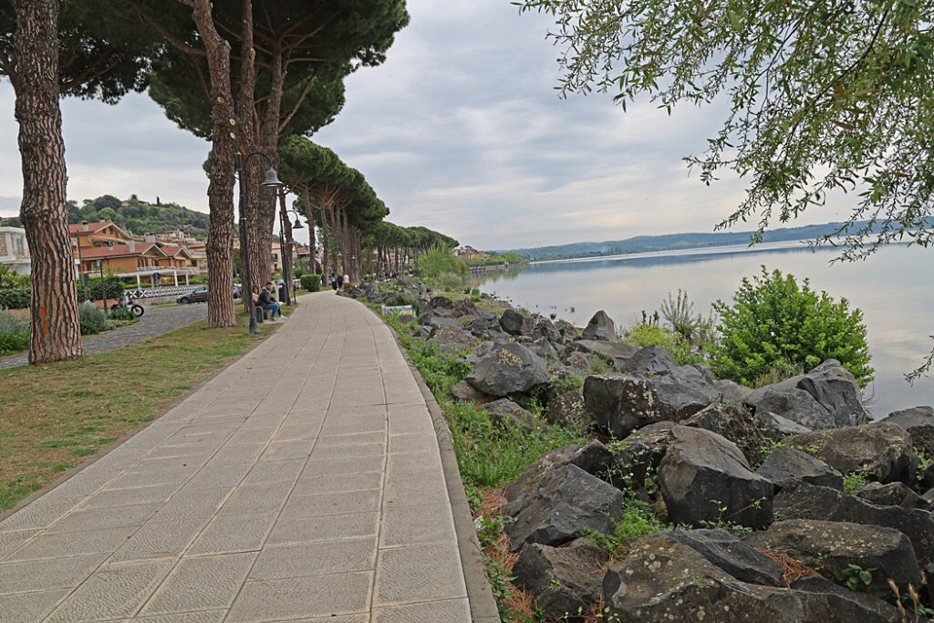 Strandpromenaden i Lago di Bracciano.
