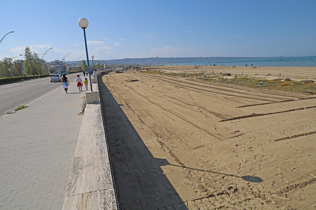 I Vasto var det ännu en öde strand i väntan på att säsongen skall dra igång.