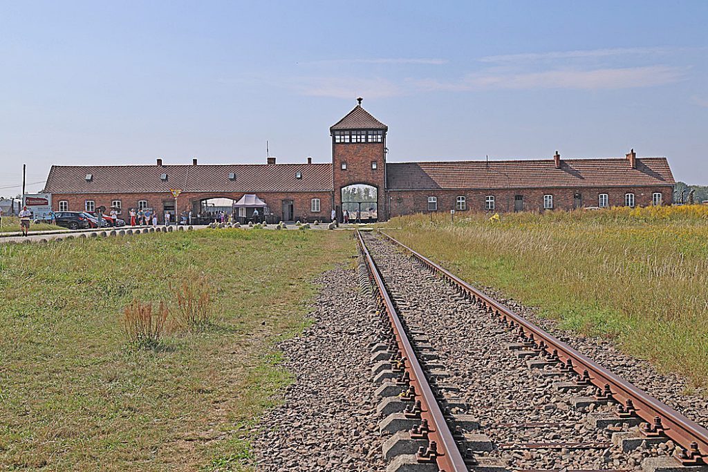 MEMORIAL AND MUSEUM AUSCHWITZ-BIRKENAU är troligen det mest kända minnesmärket över hemskheterna.