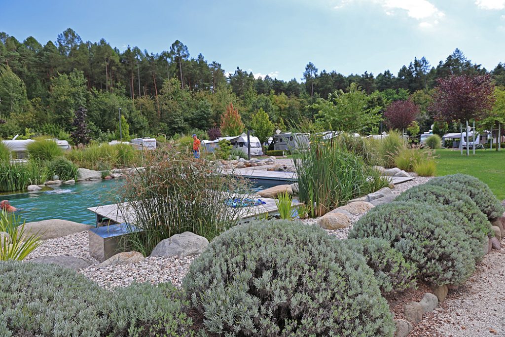 På Camping Montiggl ligger campingtomterna som en ring runt pool co restaurangen.