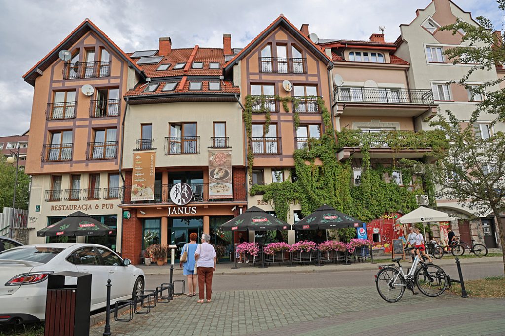 Restaurang vid strandpromenaden i Elk.