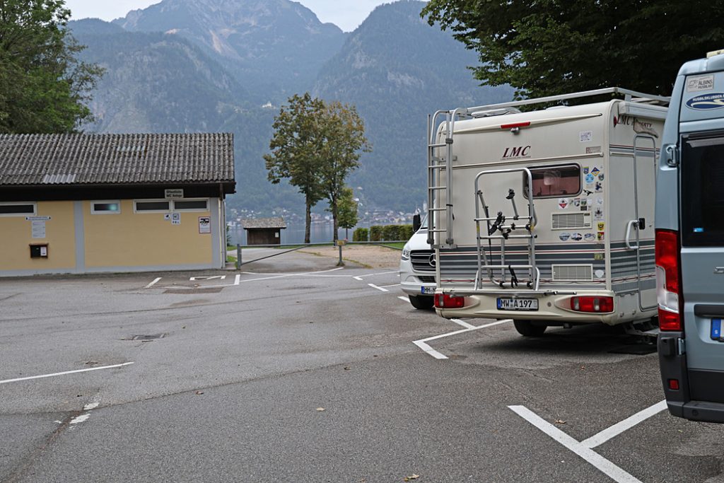 Wohnmobilstellplatz Obertraun med utsikt över sjön mot Hallstatt.