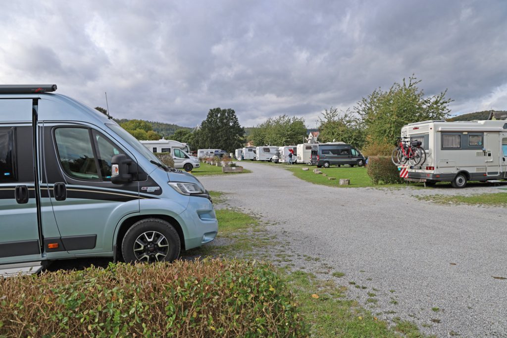 Wohnmobilstellplatz am Flossplatz ligger vid stranden av Weser med centrum av Höxter på andra sidan floden.