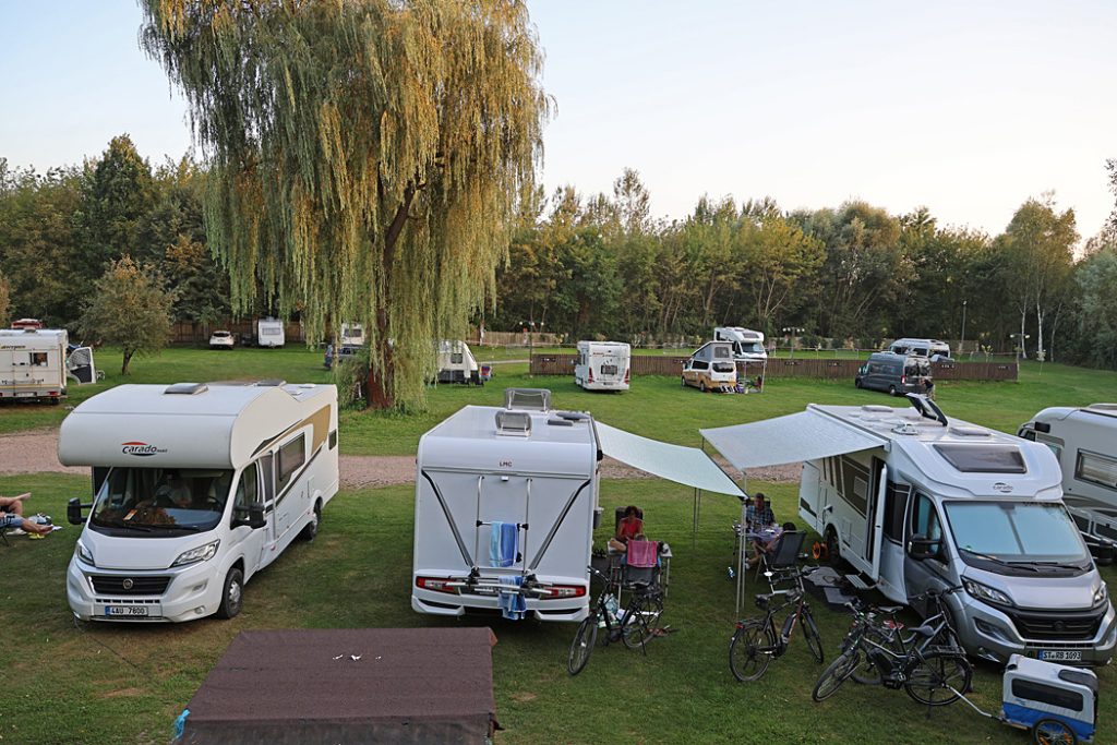 Camping Smok hade flera etage och fotot är taget från trappan som leder upp till servicehus och reception högst upp.