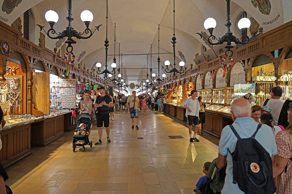 I den stora byggnaden Sukiennice inryms idag en galleria med flertalet affärer.