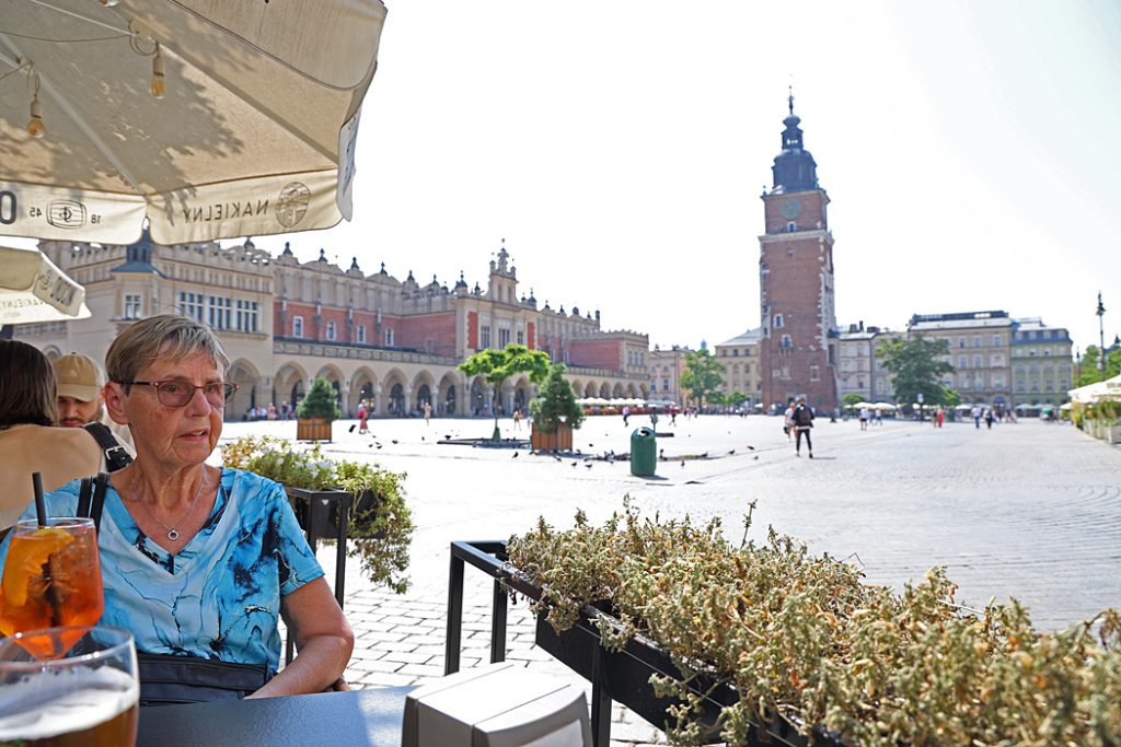 I väntan på lunch vid Rynek Glowny det stora torget i gamla stan. Torget var det största i medeltidens Europa.