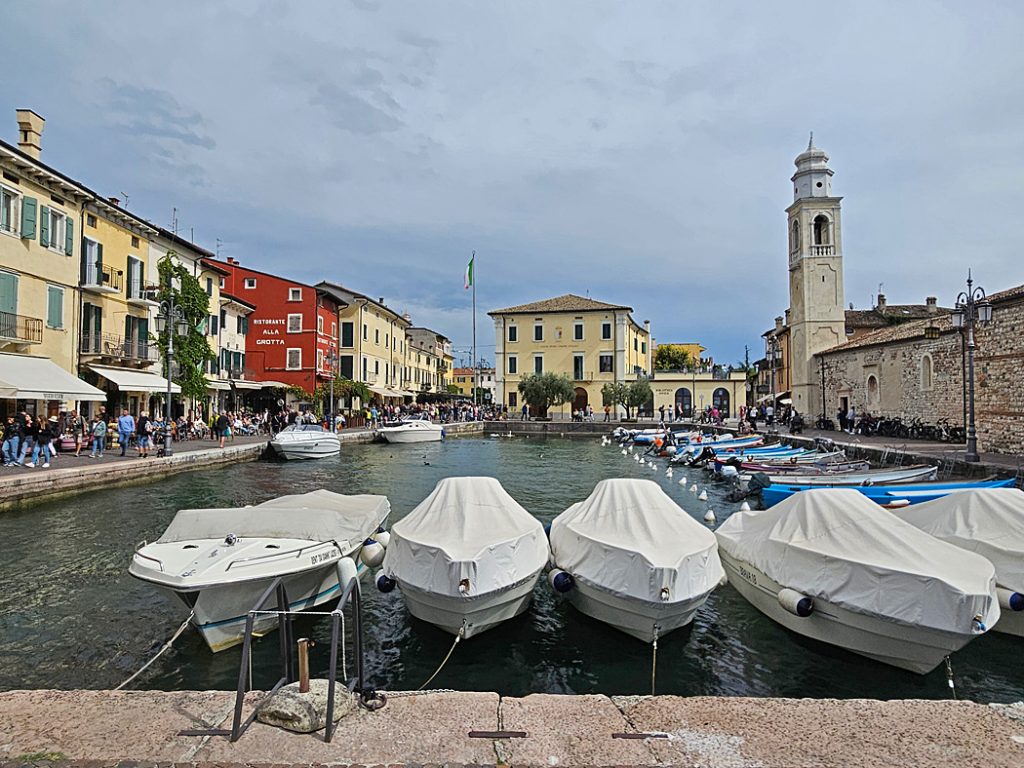 Hamnen och centrum i Lazise.