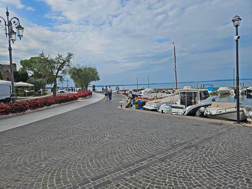 Strandpromenaden in mot centrum av Lazise.