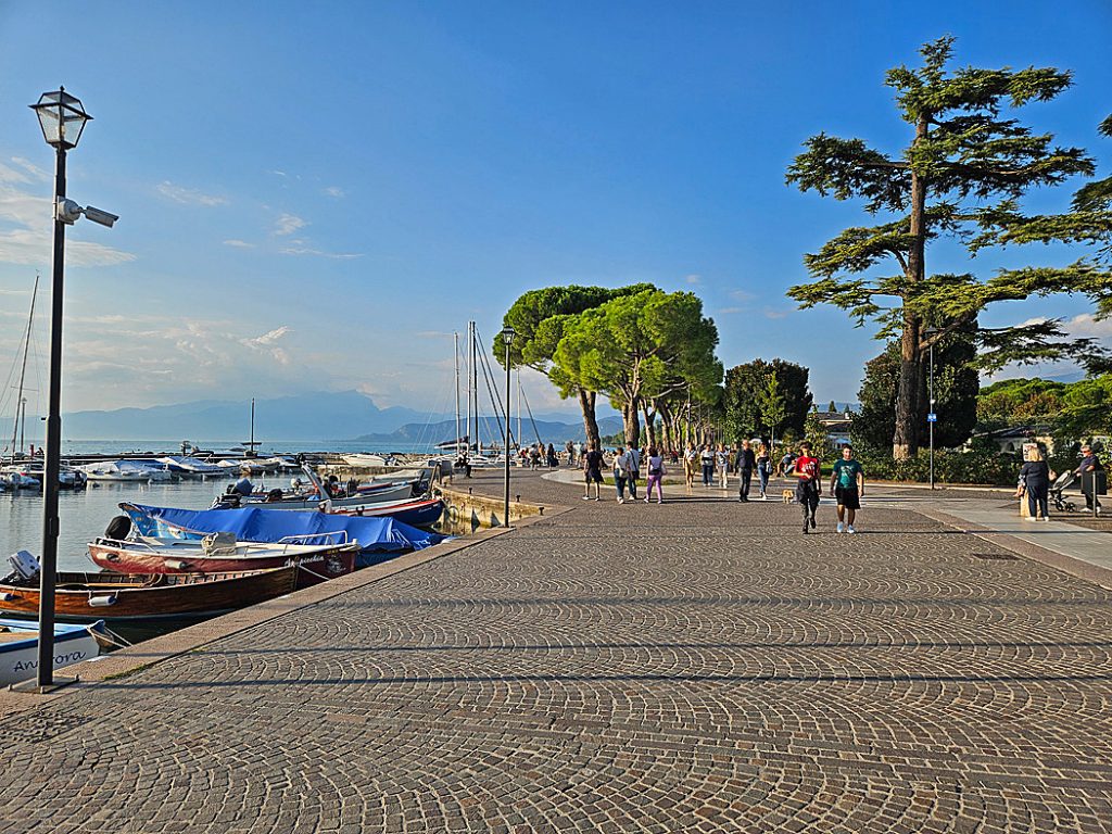 Strandpromenade mot Bardolino direkt utanför campingen.