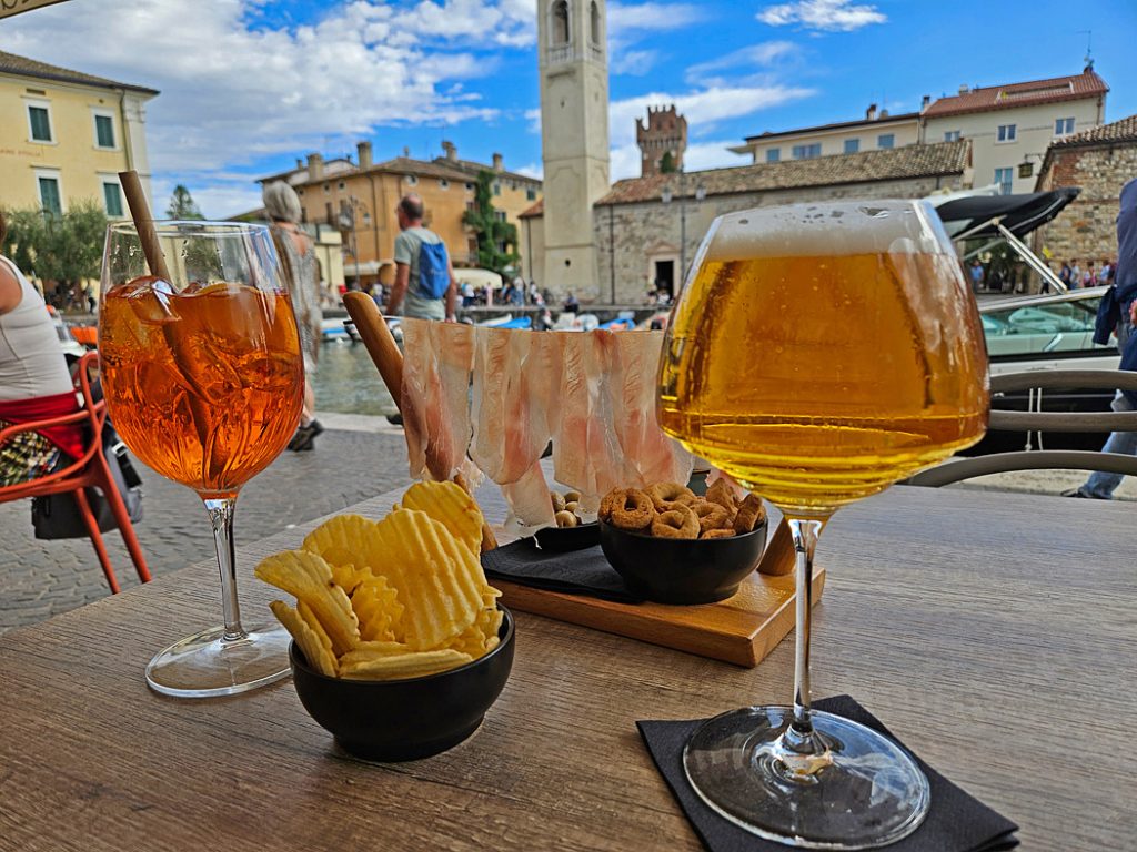 Här serveras det både skinka och chips till drinkarna.