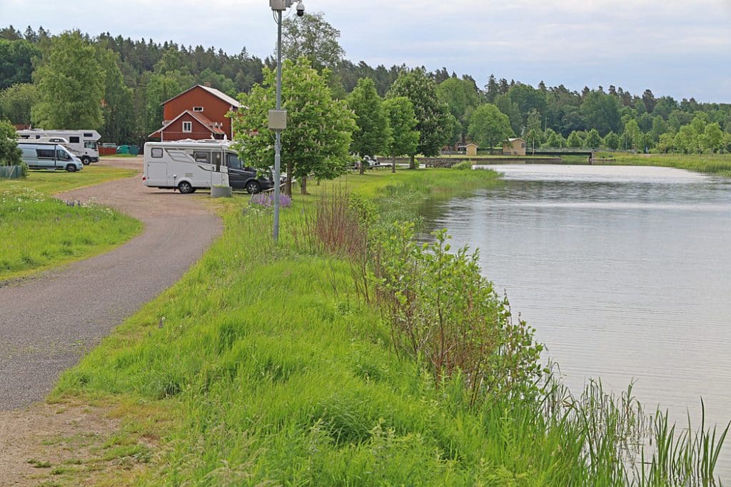 Ställplats vid Göta Kanal i Lyrestad.