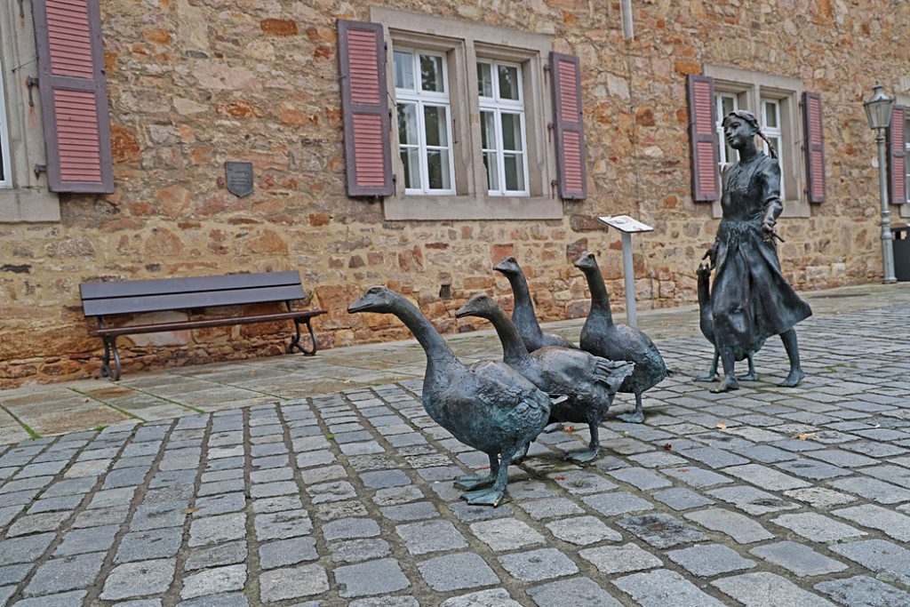 Den legendariska Melsunger Gänseliesel framför slottet.