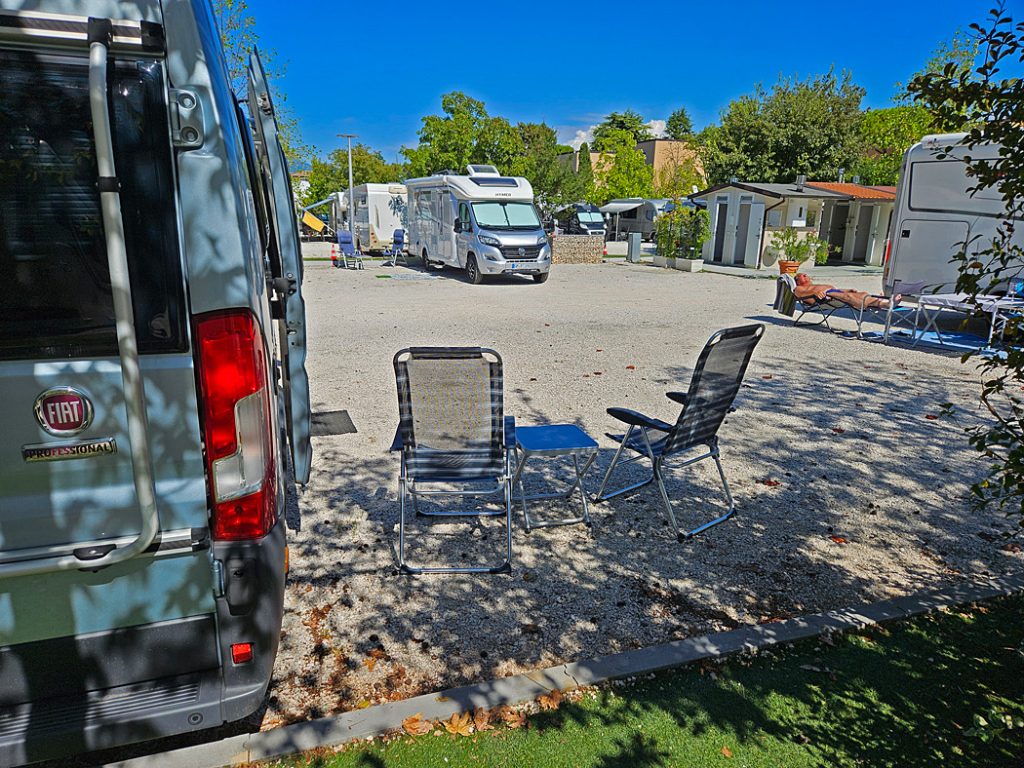 En plats i delvis skugga på Area Camper Peschiera.