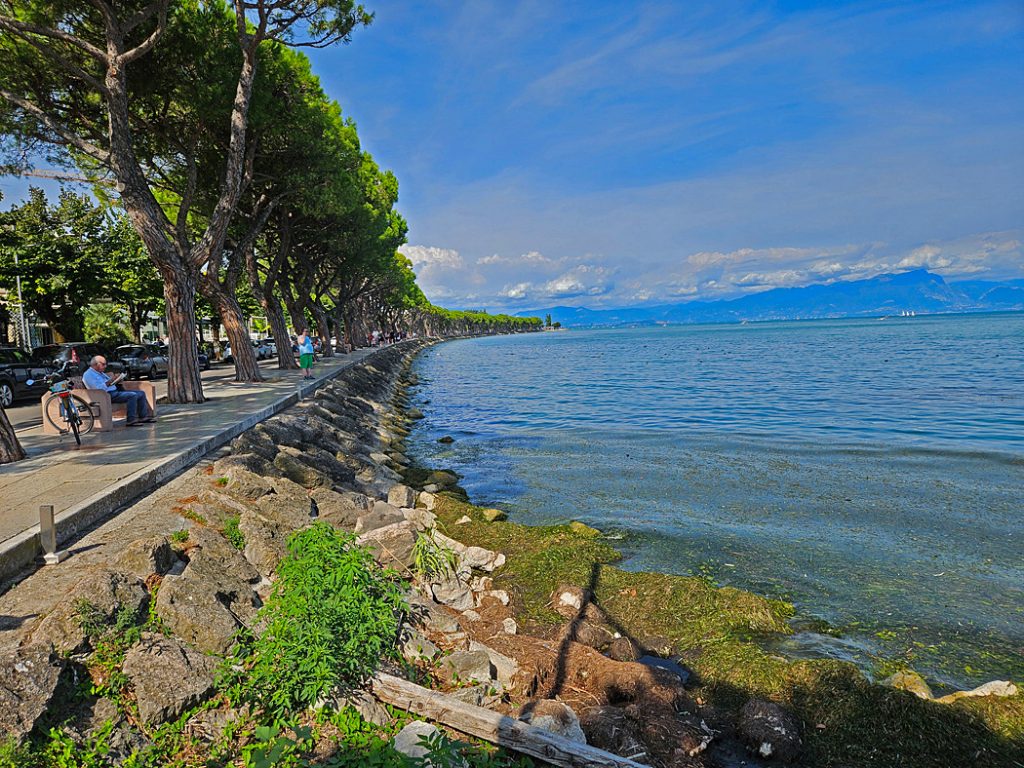 Strandpromenaden i Peschiera del Garda.