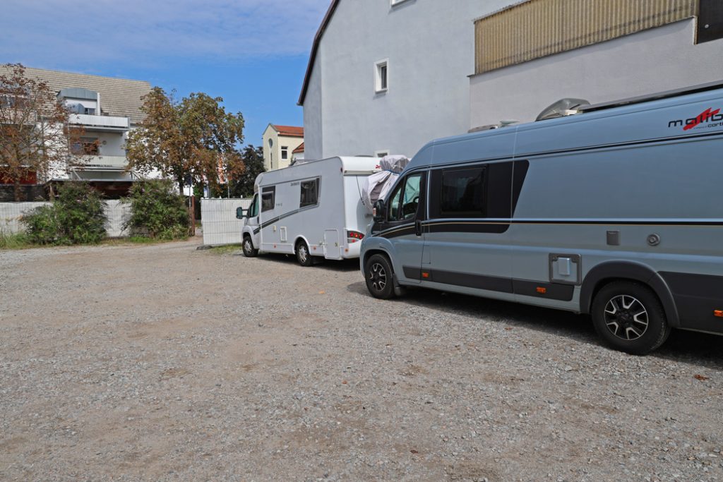 Plats för fyra - fem  bilar på en innergård i Regensburg.