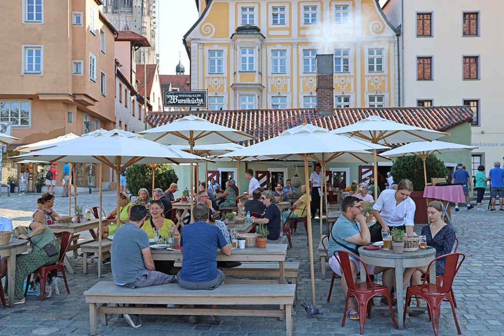 Historische Wurstkuche: Världens äldsta korvkök där vi avnjöt bratwurst med surkål ”sauerkraut” på den historiska restaurangen.