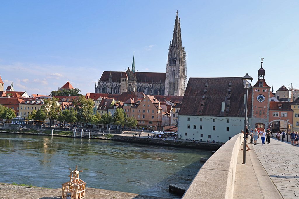 Steinernenbrücke går över Donau till ön Stadtamhof.