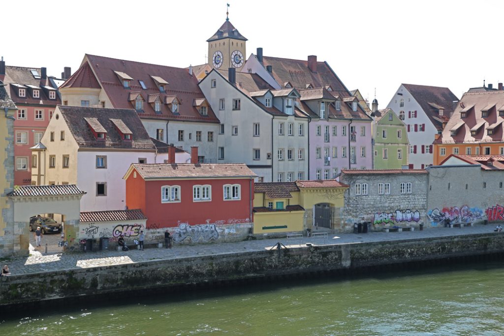 Vy från bron mot gamla stan i Regensburg.