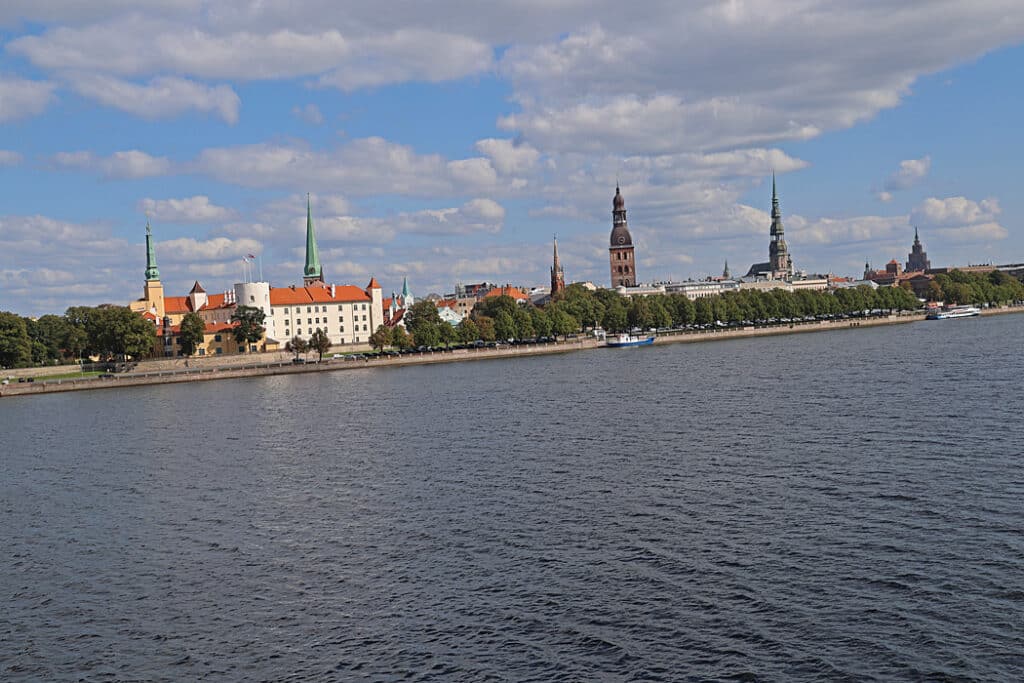 Från bron över Daugava-floden var det fin utsikt över staden Riga.