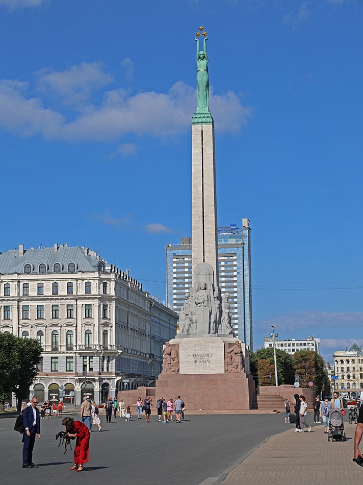 Frihetsmonumentet (Brīvības piemineklis) är ett minnesmärke i Riga, Lettland, som ärar soldater som dödades under lettländska oberoendekriget (1918–20)