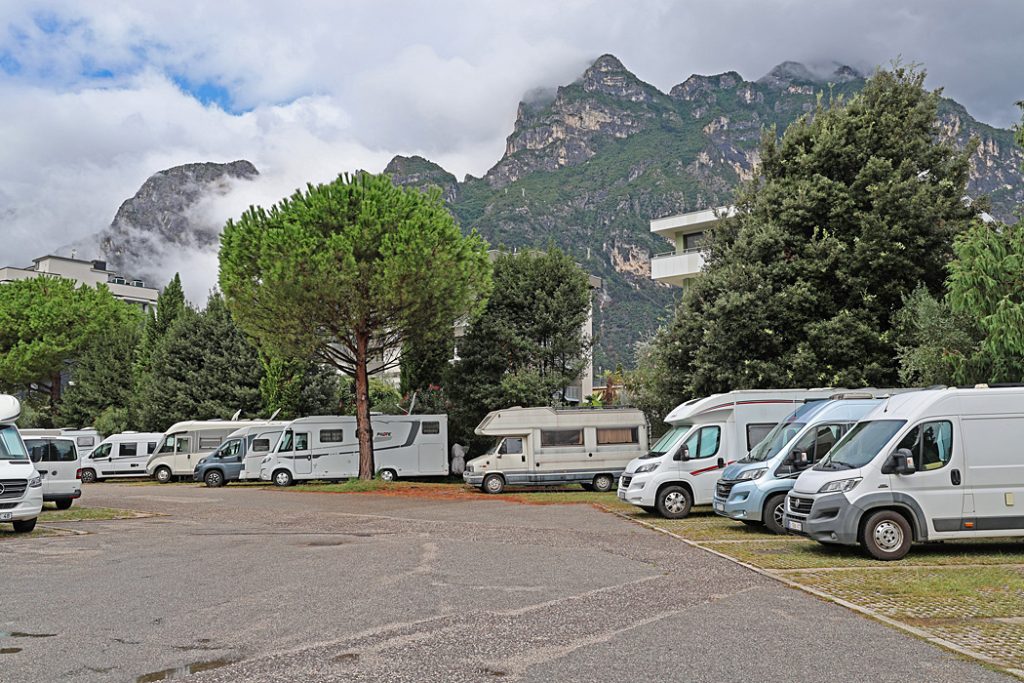 Den centralt belägna ställplatsen i Riva del Garda, med promenadavstånd in till centrum.