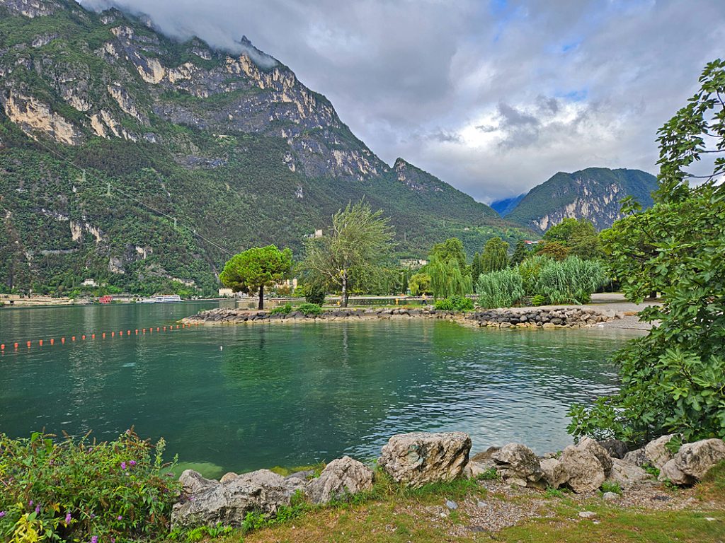 Vackert längs med strandpromenaden i Riva del Garda.