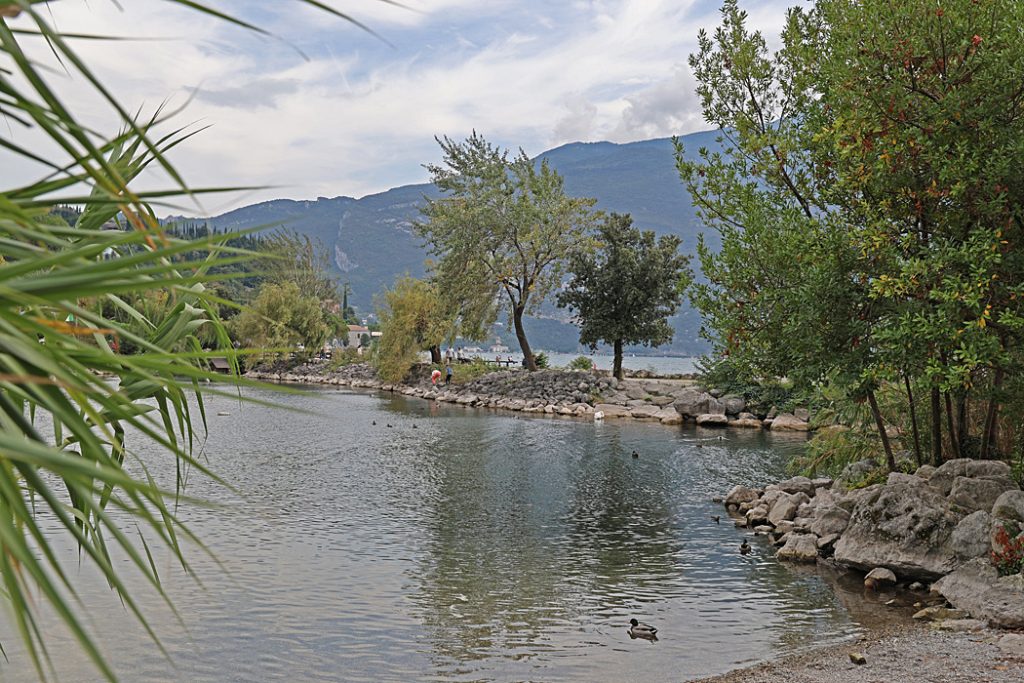 Riva del Garda vid stranden.