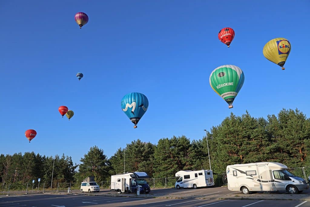 Sen eftermiddag var det balonguppstigning vid ställplatsen.