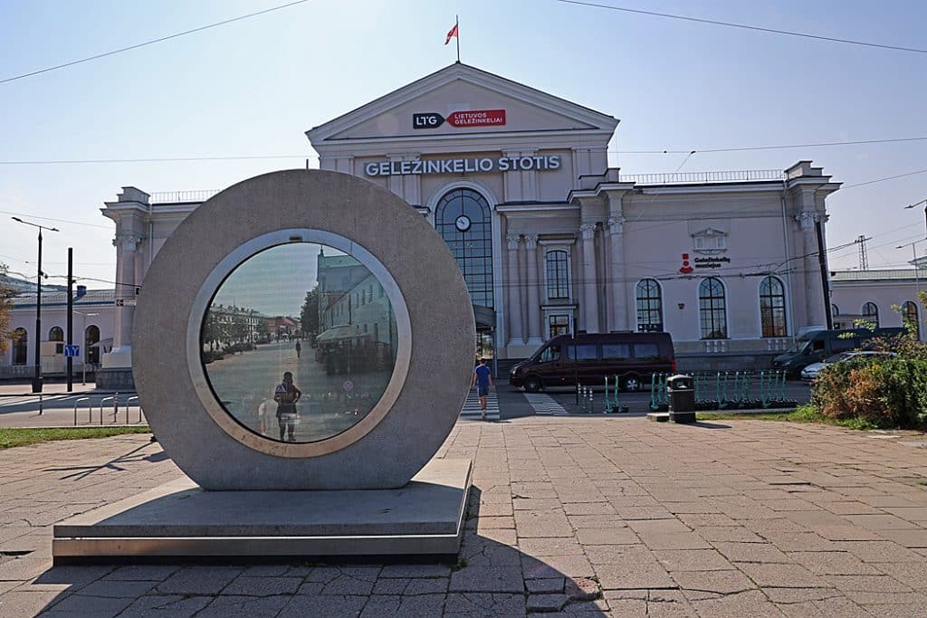 Framför centralstationen i Vilnius finns denna portal som förbinder Vilnius med Lubin i Polen.