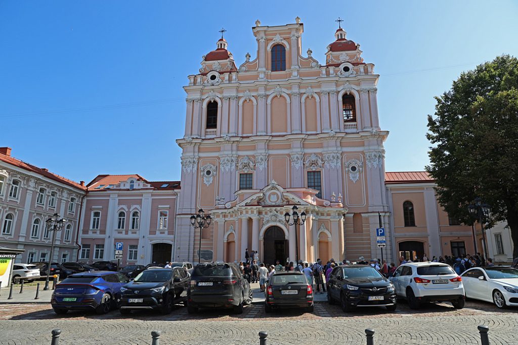 Kyrkan Saint Casimir i Vilnius är ett exempel på barockarkitektur, och den har stor kulturell och historisk betydelse för folket i Litauen.