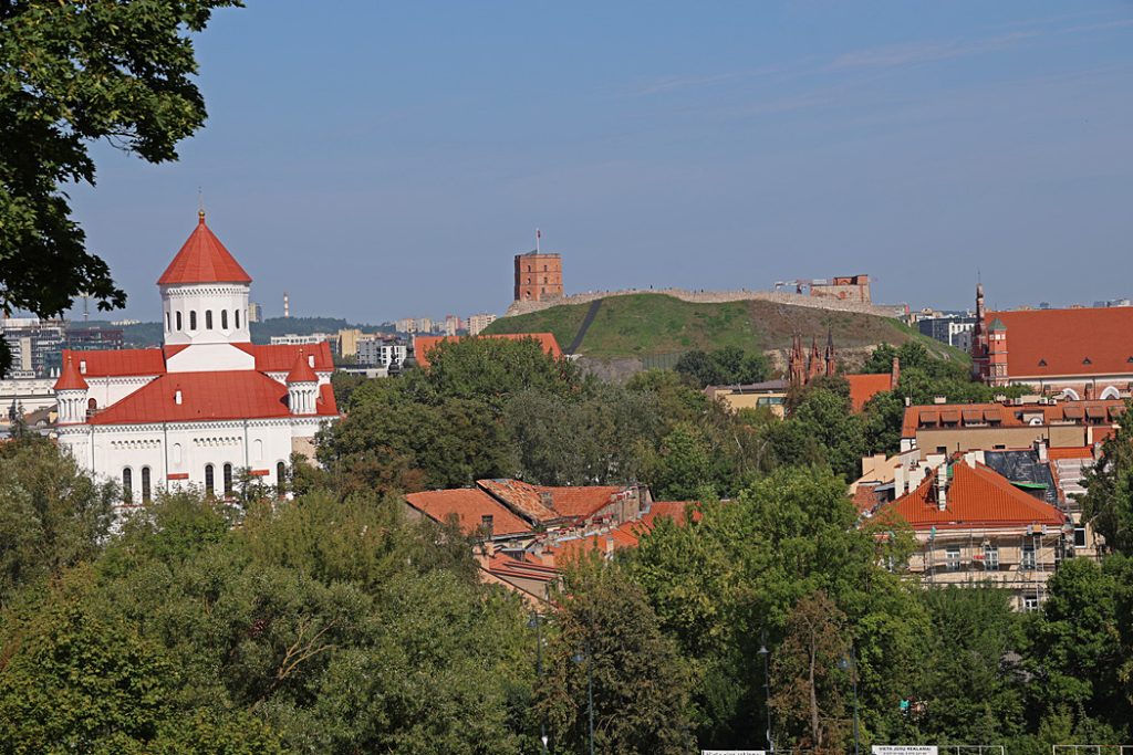 Theotokos-katedralen till vänster, är en av de äldsta kyrkorna i Vilnius. I bakgrunden syns Gediminas torn som är den återstående delen av det övre slottet på toppen av Gediminas-kullen.