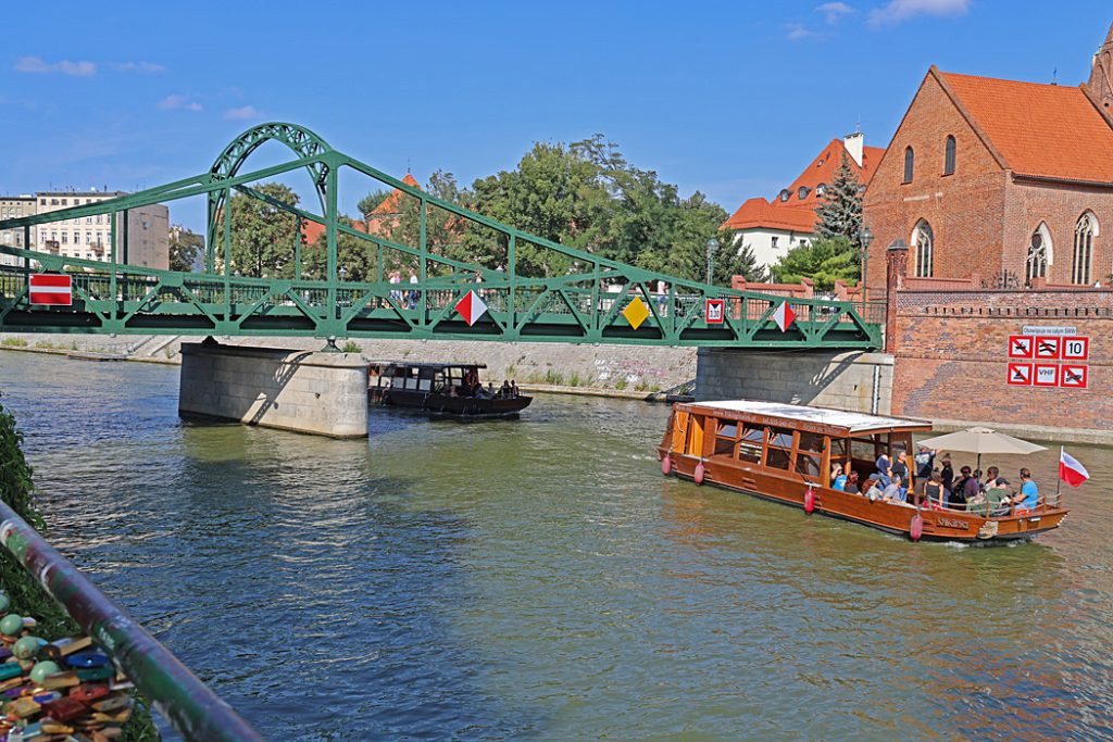 Tumski-bron, är en stålbro över Oder till den så kallade Katedralön i Wrocław.