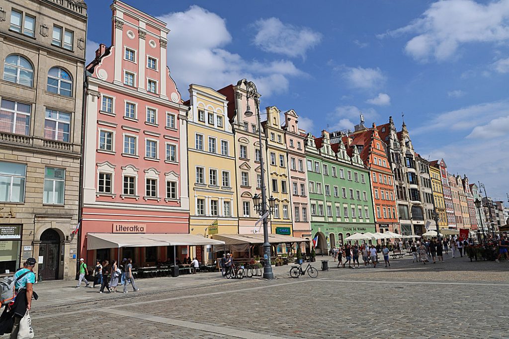 Vackra husfasader vid det stora torget i Wroklaw.