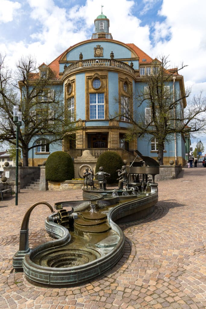 Musikantenbrunnen står framför det blå rådhuset.